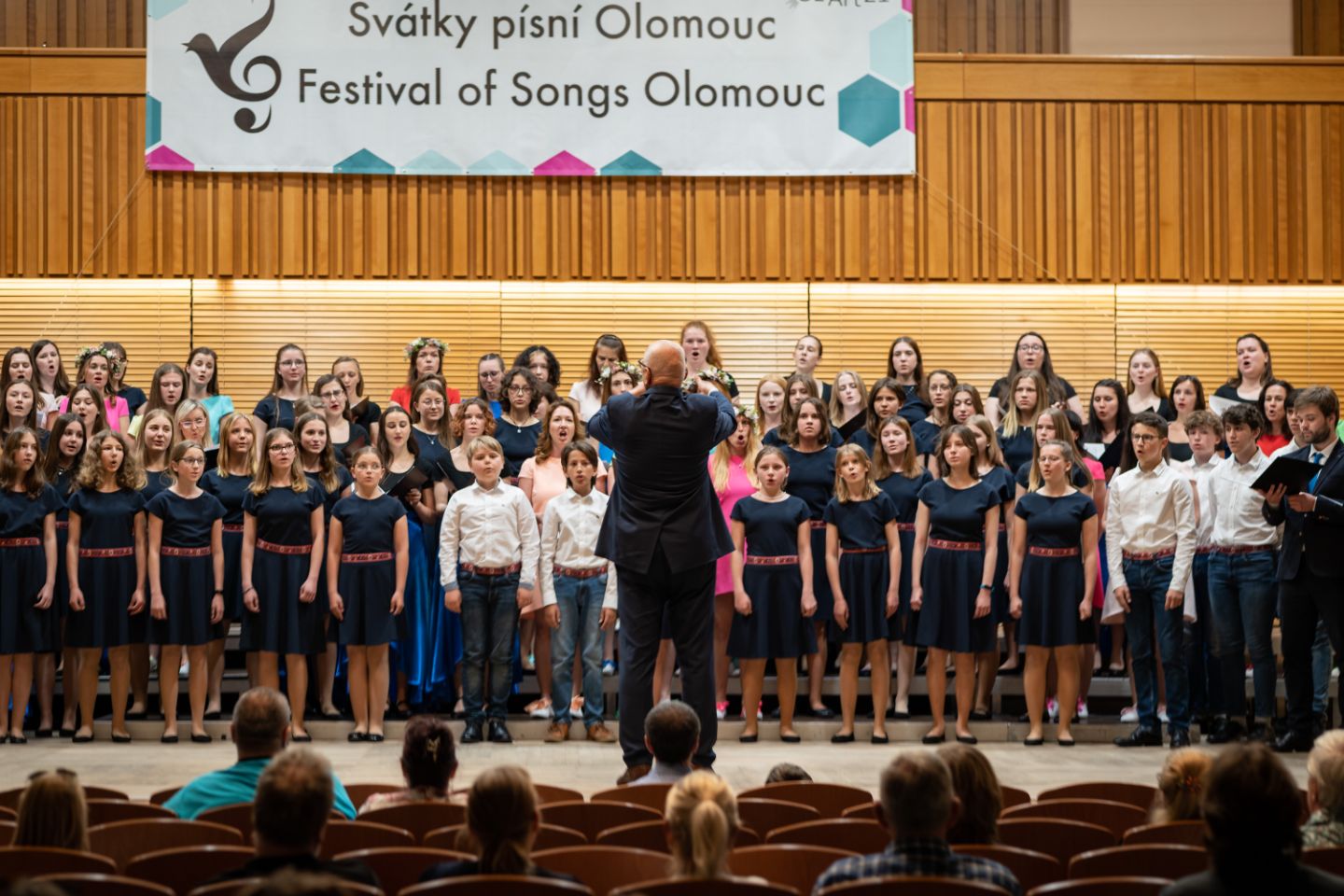 Jan Vičar conducting joint choirs for the premiere of new festival jingle 'Come spring, come' 2023, photo Jaroslav Pavel